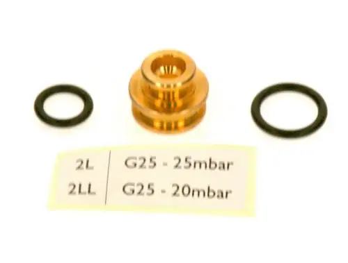 Bosch-Gasdüse mit zwei O-Ringen und einem Etikett, das die Druckwerte 25 mbar und 20 mbar angibt. Teile sind auf einer hellen Oberfläche angeordnet.